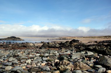 Islay, İskoçya üzerinde kayalık plaj