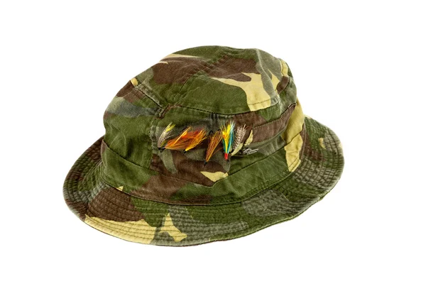 Beyaz izole balıkçılık sinek ile eski balıkçı şapka