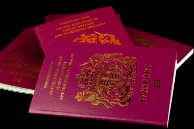 Siyah arka plan üzerine Pasaportlar