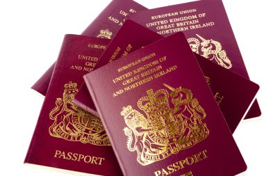 beyaz zemin üzerine Pasaportlar