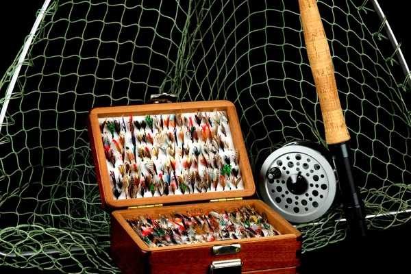 Fly Fishing Tackle em fundo preto — Fotografia de Stock