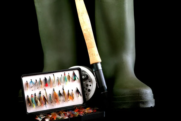 Siyah arka plan üzerine olta balıkçılığı Ekipmanı