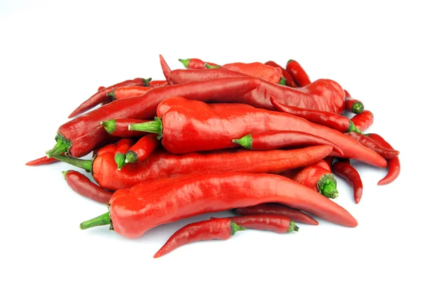Velké a malé Chilli papričky na bílém pozadí — Stock fotografie