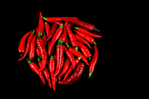 Červené chilli na černém pozadí — Stock fotografie