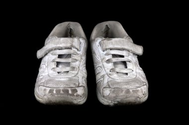 Okul ayakkabı siyah arka plan üzerine