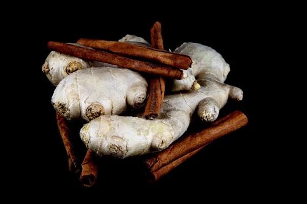 Zencefil ve tarçın siyah arka plan üzerine