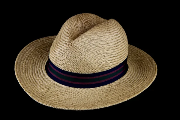 Sombrero de paja viejo sobre fondo negro — Foto de Stock