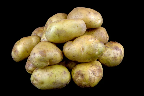 在黑色背景上的有机土豆 — 图库照片