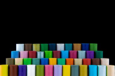 Sanatçı bir siyah arka plan üzerine yığılmış pastel petrol