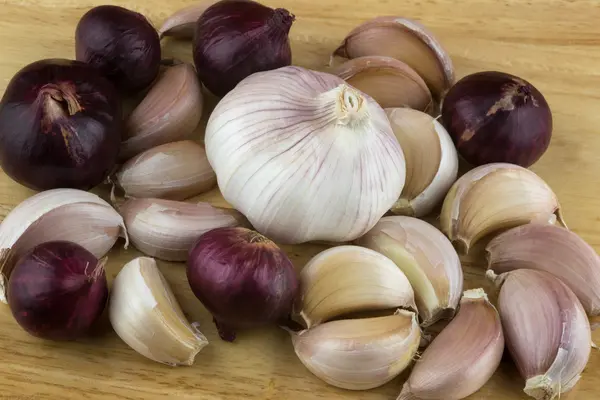 Garlic and Shallots on Chopping Board — Stock Photo, Image