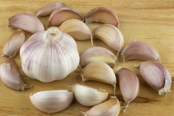 Garlic on Wooden Chopping Board — Stock Photo, Image