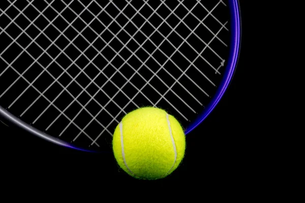 테니스 라켓과 공을 검은 배경에 — 스톡 사진