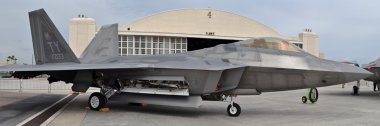 F-22 Raptor üstünde uçak pisti