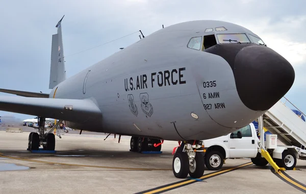 Самолет-заправщик KC-135 Stratotanker — стоковое фото