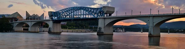 Market Street Bridge em Chattanooga, Tennessee ao pôr-do-sol — Fotografia de Stock