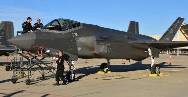 Tucson, Usa - 29 Şubat 2020: Davis Monthan Hava Üssü 'nde bir ABD Hava Kuvvetleri F-35 Joint Strike Fighter (Lightning Ii) jeti. Bu F-35, Hill Hava Kuvvetleri Üssü 'ne tahsis edildi..