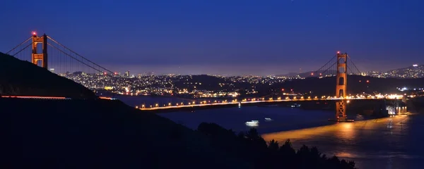 Golden Gate Bridge 's nachts — Stockfoto