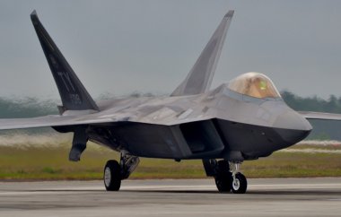 F-22 Raptor üstünde uçak pisti