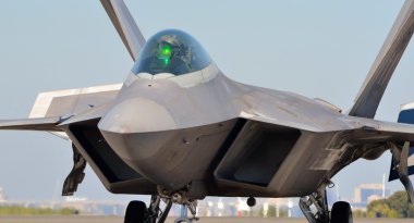 F-22 Raptor üstünde uçak pisti