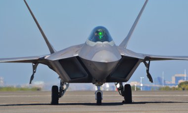 F-22 Raptor üstünde uçak pisti