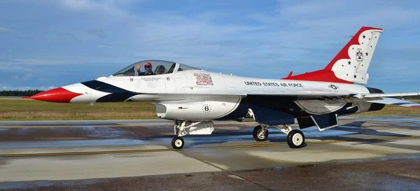 Air Force Thunderbird a kifutópálya — Stock Fotó