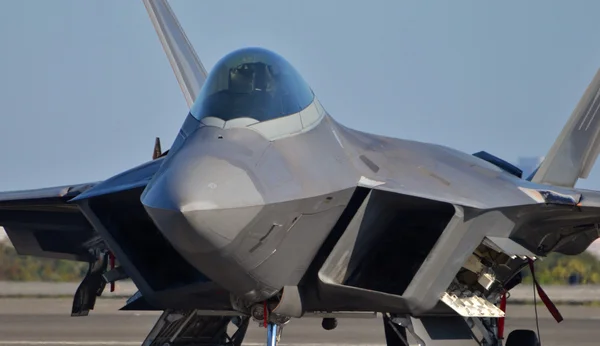 활주로에 F-22 랩 터 — 图库照片