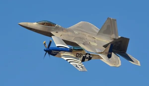 F-22 Raptor and P-51 Mustang in Flight — Stock Photo, Image