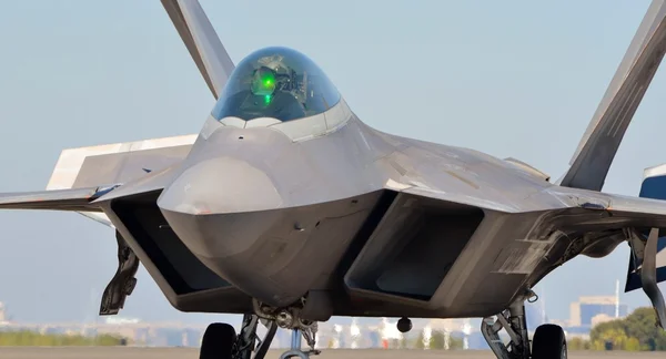 F-22 Raptor üstünde uçak pisti — Stok fotoğraf