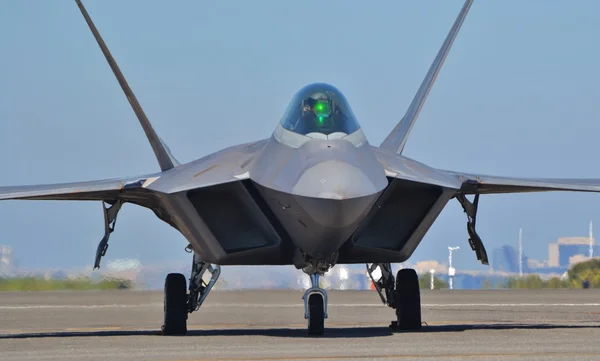 F-22 Raptor na dráze — Stock fotografie