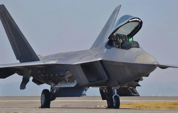 F-22 Raptor üstünde uçak pisti — Stok fotoğraf