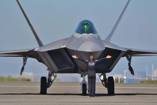 F-22 Raptor na pista — Fotografia de Stock