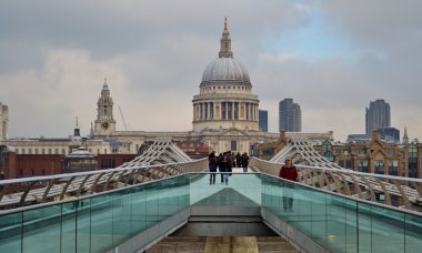 Millenium Bridge ve Londra'daki St. Paul