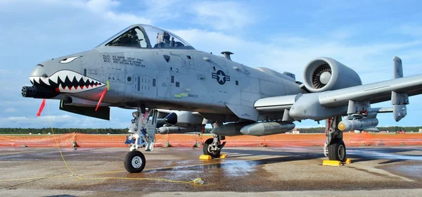 Panama City, Usa - zm. 11 kwietnia 2015: US Air Force B - 1 "kości"-"Lancer" bombowiec na pasie startowym w Tyndall Air Force Base. Ten B-1 jest przypisany do 7 skrzydło bombowe Dyess Air Force Base — Stockfoto
