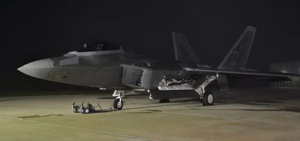在晚上的 F-22 猛禽 — 图库照片