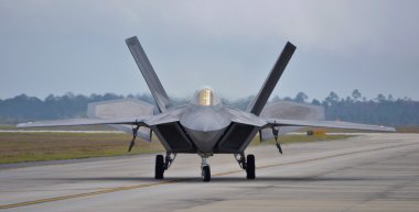 F-22 Raptor üstünde uçak pisti