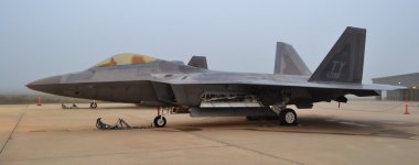 F-22 Raptor üstünde uçak pisti