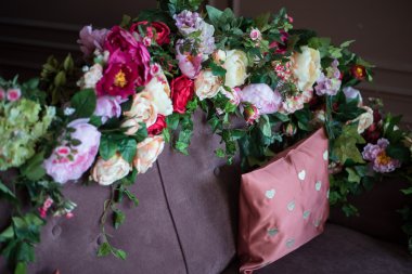 çiçekler bordo iç kanepe şömine