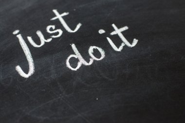 yap şunu, bir kara tahta üzerinde beyaz tebeşir ile el yazısı