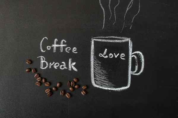 Csésze fekete fedélzetén és a valódi babkávé krétával rajzolt. A szó "kávészünet" — Stock Fotó