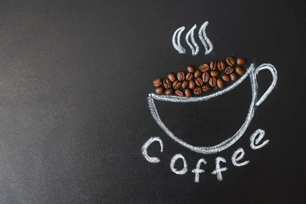 Pohár nakreslen křídou na Černá deska a skutečné kávová zrna — Stock fotografie