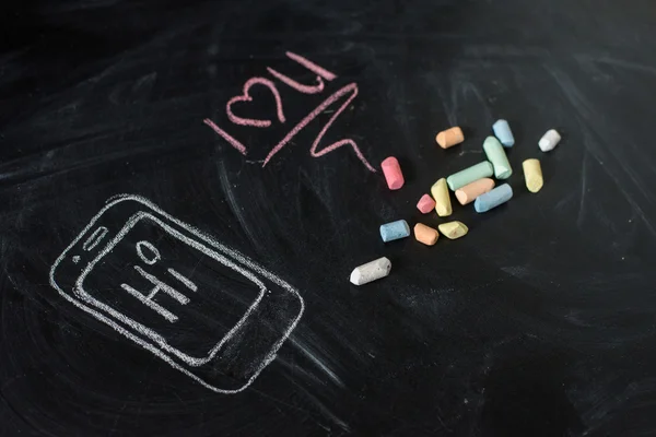 Smartphone ile Tebeşir tahtaya çizilen. Siyah eski boş c