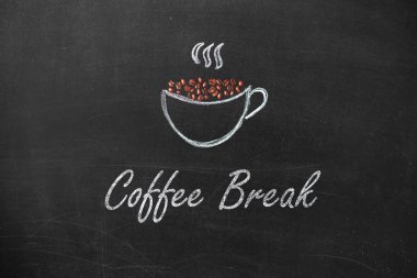 Kara tahta ve metin kahve molası tebeşir ile çizilmiş Kupası