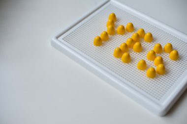 Çocuk gelişmekte olan oyun ve üzerinde kelime. Evet üzerinde izole Word 