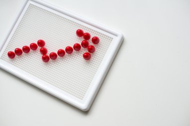 Çocuk oyun ve kırmızı ok üzerine geliştirmek. Kırmızı ok isolat