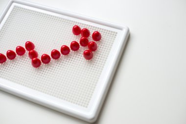 Çocuk oyun ve kırmızı ok üzerine geliştirmek. Kırmızı ok isolat