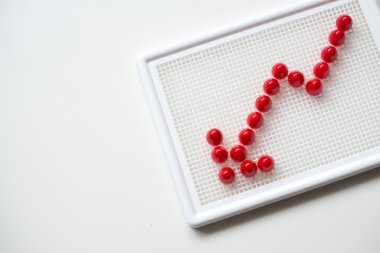 Çocuk oyun ve kırmızı ok üzerine geliştirmek. Kırmızı ok isolat