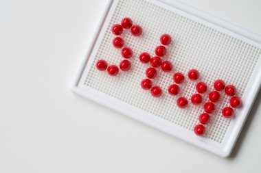 metni durağı mozaiklerle sıraladı. Kırmızı harflerle ve beyaz backg