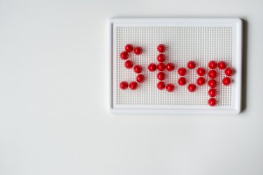 metni durağı mozaiklerle sıraladı. Kırmızı harflerle ve beyaz backg