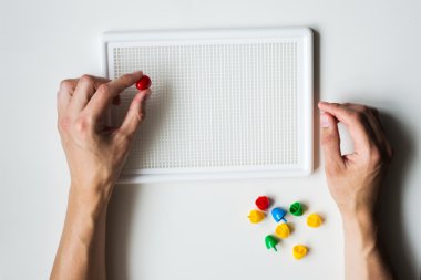 Adam oyun platformu beyaz bir arka plan üzerinde mozaik yapma