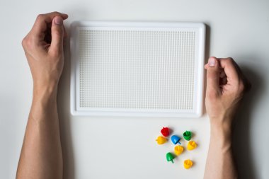 Adam oyun platformu beyaz bir arka plan üzerinde mozaik yapma